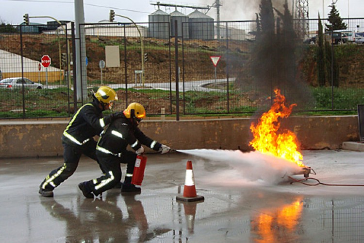 Los bomberos imparten cursos contra incendios a los profesionales sanitarios