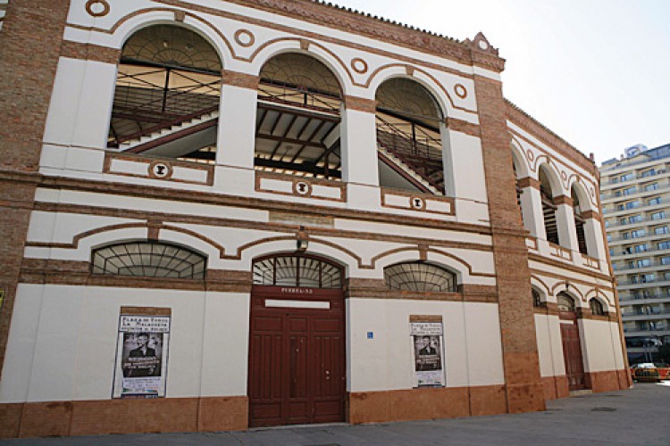 La Diputación realiza obras de rehabilitación en la fachada de la plaza de ‘La Malagueta’