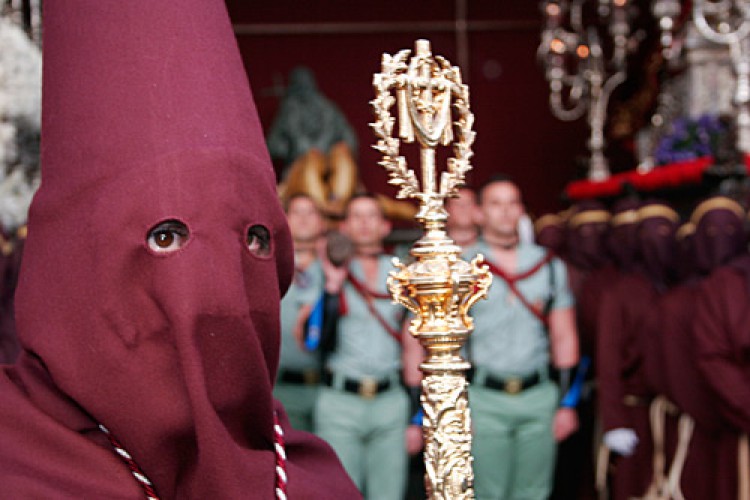 El Ecce-Homo podrá realizar este Jueves Santo su estación de penitencia, aunque aún le faltan horquilleros