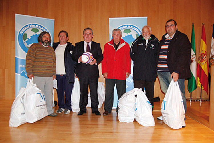 La Diputación entrega más de 800 balones a los equipos de fútbol de la provincia