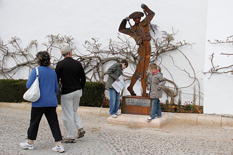 Una escultura rinde homenaje a la figura del subalterno