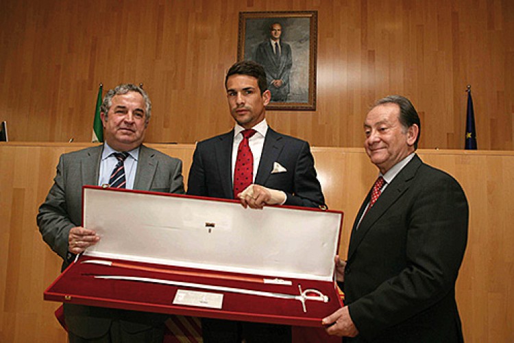 La Diputación entrega el ‘Estoque de Plata Antonio Ordoñez’ a José Mª Manzanares