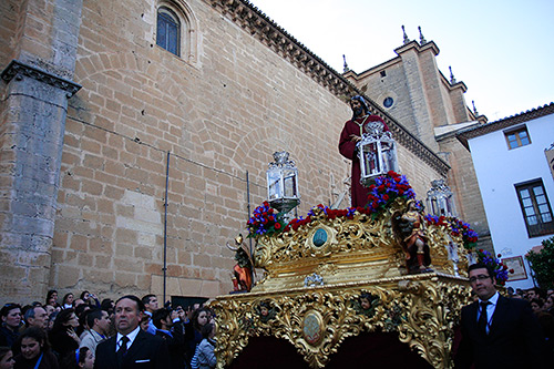 El paso del Cristo de Los Gitanos provocó una gran expectación a su salida.