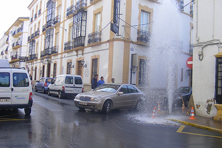 La rotura de una tubería provoca la fuga de miles de litros de agua en el centro de Ronda