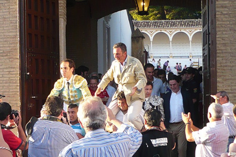 El novillero rondeño Rafael Tejada indulta un novillo en la plaza de Antequera