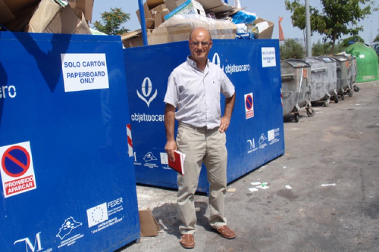 Instalan los dos primeros contenedores industriales de recogida de cartón