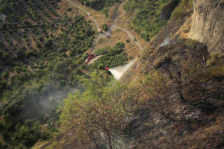 Un incendio sobre las cornisas del Tajo llega a las puertas de Ronda