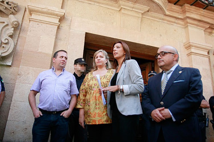 La alcaldesa afirma que la operación «pone en entredicho» la gestión del anterior gobierno