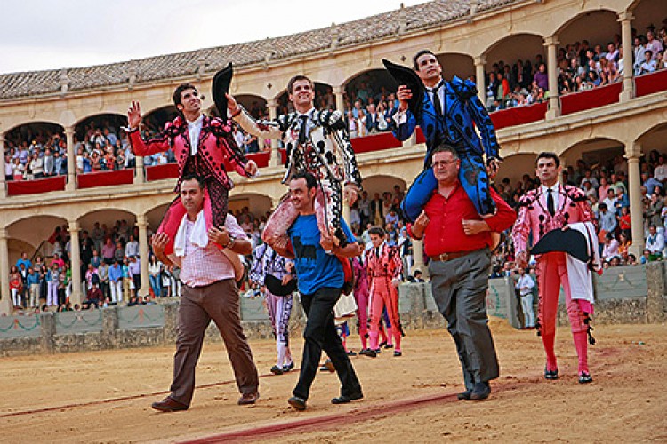 Puerta grande para El Juli, Manzanares y Cayetano en la corrida Goyesca