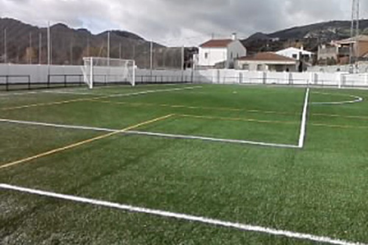 Finalizan las obras de instalación del césped artificial en el campo de fútbol municipal de El Burgo