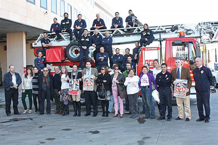 El cuerpo de bomberos luce músculos por una causa solidaria