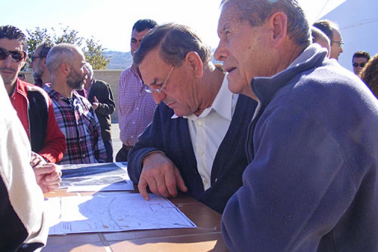 Los vecinos del Llano de la Cruz, ‘indignados’ por la línea de altas prestaciones Ronda-Bobadilla