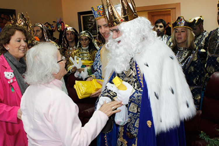 Los Reyes visitan diferentes colectivos de la ciudad antes de la cabalgata