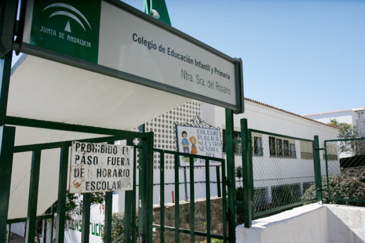 El colegio de Cortes  de la Frontera se queda sin luz por impago