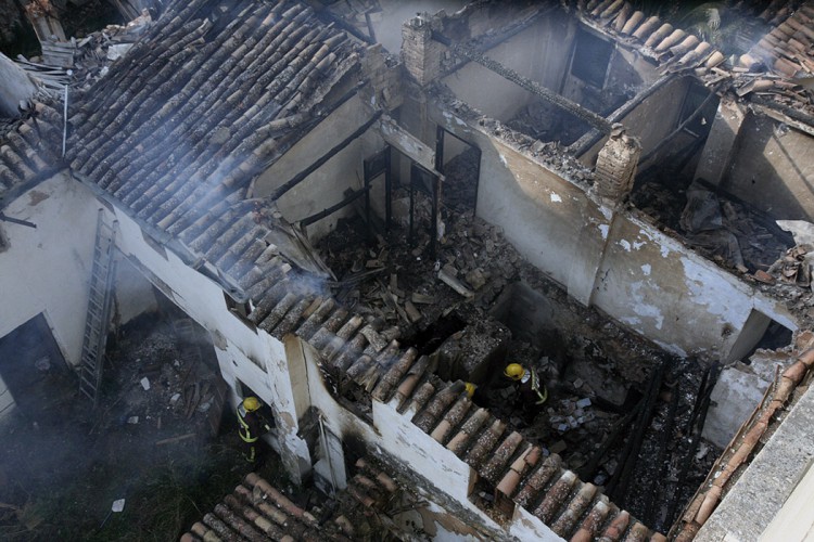 Un incendio calcina parte de la vieja Posada Real