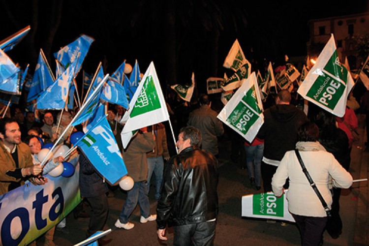 La pegada de carteles en la Alameda marca el inicio de la campaña electoral