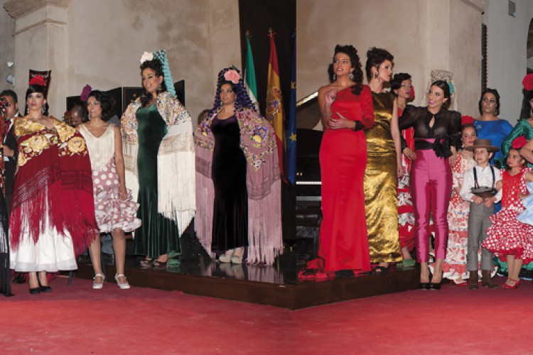 Moda y estilismo flamenco se fusionan en un desfile único