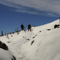 Dos sendiristas toma en camino hacia el pico Torrecilla.