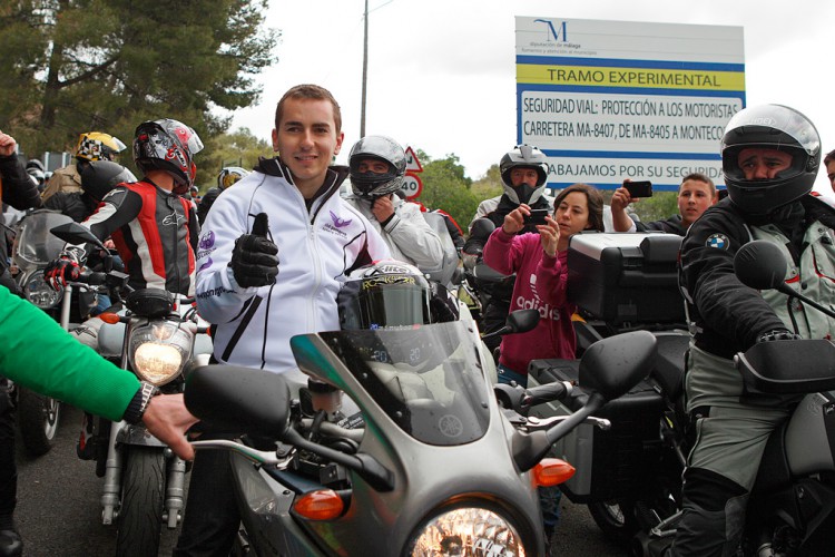 Jorge Lorenzo pone a prueba en Montecorto la carretera «más segura de España»