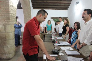 Carreño prometiendo su acta de concejal.