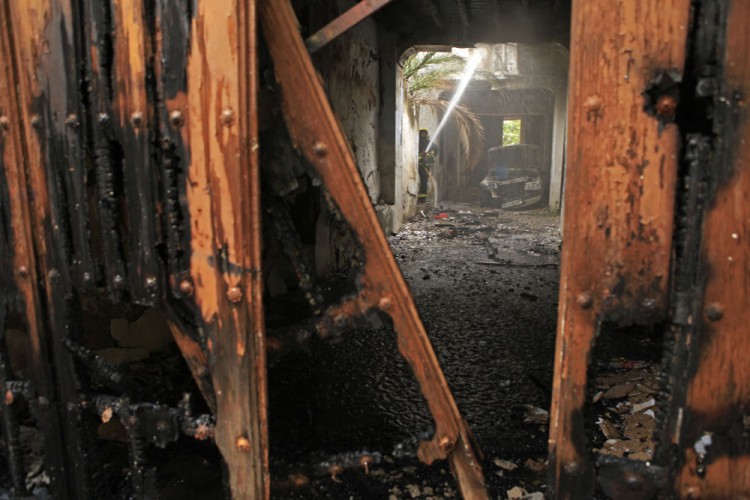Desalojado un edificio de tres plantas y una casa por un incendio en una casa vacía en Ronda