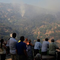 Un grupo de vecinos observa la evolución del fuego.