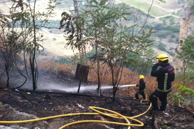 Pequeño incendio en las cornisas del Tajo