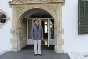 El director en la puerta del emblemático establecimiento rondeño.