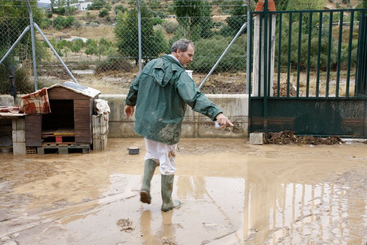 Las fuertes lluvias provocan el desalojo de nueve personas e inundaciones en toda la comarca