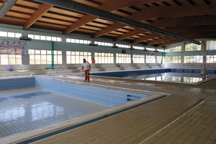 Otro escape de cloro en la depuradora provoca una vez más el cierre precipitado de la Piscina Municipal Cubierta, que ha intentado silenciar el Tripartito