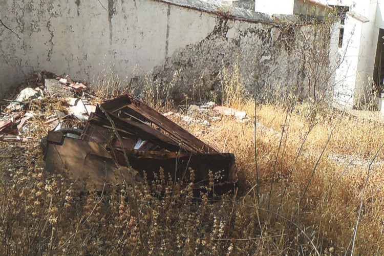 Denuncian el abandono de ataúdes en el cementerio de Alpandeire