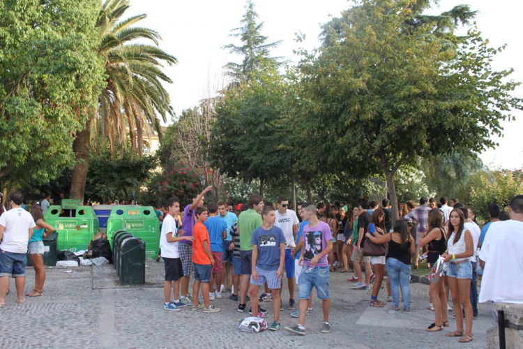 Indignación juvenil en la feria del centro