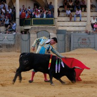 Francisco Morales toreando con la mano izquierda.