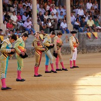 Los 6 novilleros antes de iniciar el paseillo.