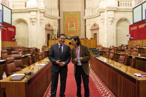 El parlamentario andaluz con el autor del reportaje en el salón de Plenos.
