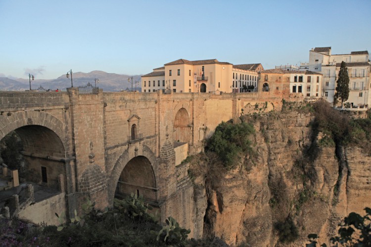 El Puente Nuevo y el casco antiguo se cerrarán al tráfico para el puente de Todos los Santos