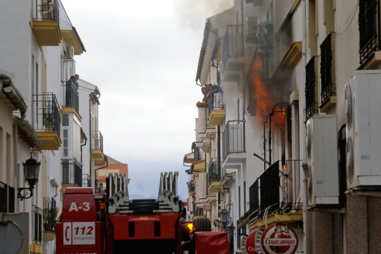 Aparatoso incendio en un inmueble sin daños personales