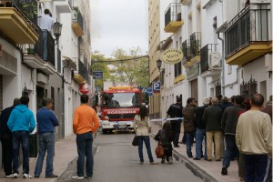 Numerosos curiosos se concentraron en los alrededores del edificio.