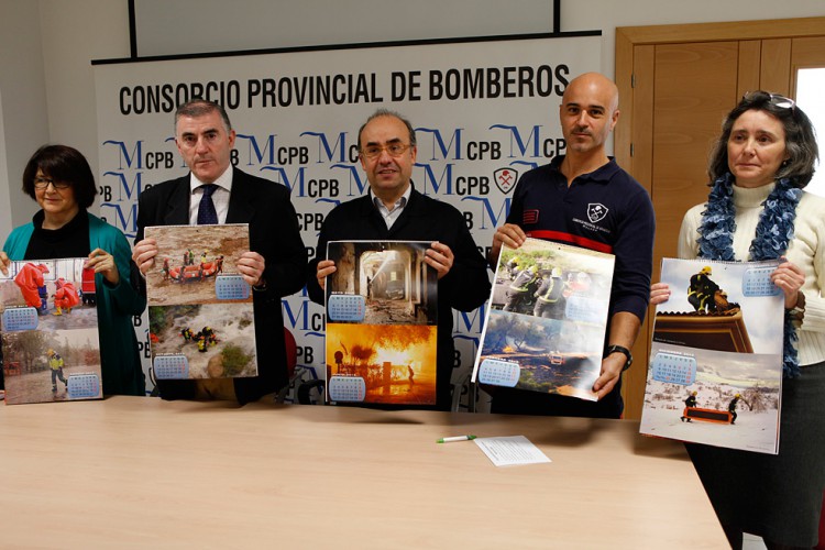 Los bomberos rondeños presentan su nuevo calendario solidario