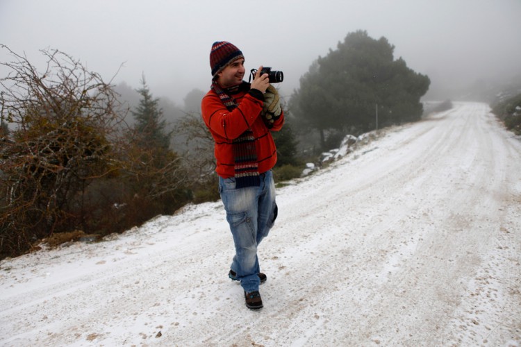 Decenas de visitantes disfrutan de la primera nevada del año