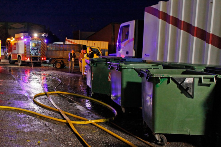 Soliarsa continua con las labores de limpieza pese al incendio en sus instalaciones