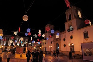 La plaza del Socorro iluminada con bolas y estrellas.