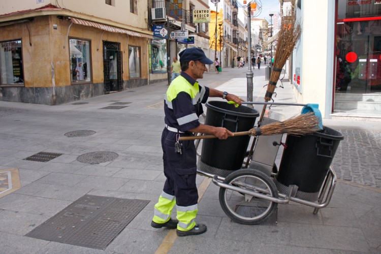 Las protestas vecinales fuerzan al Ayuntamiento a reforzar el servicio de limpieza en diferentes barriadas