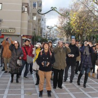 Un grupo de turistas observan sorprendidos la estampa.