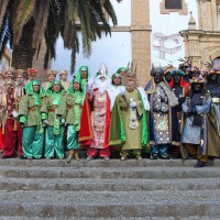 Sus Majestades, junto con su comitiva de ayudantes.