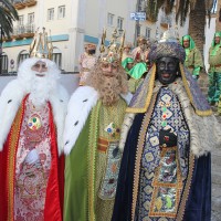 Los tres Reyes Magos, antes de iniciar su recorrido esta mañana.