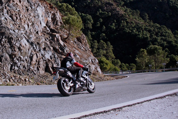 Dos heridos graves tras atropellar una moto a un peatón en la carretera A-397 Ronda-San Pedro