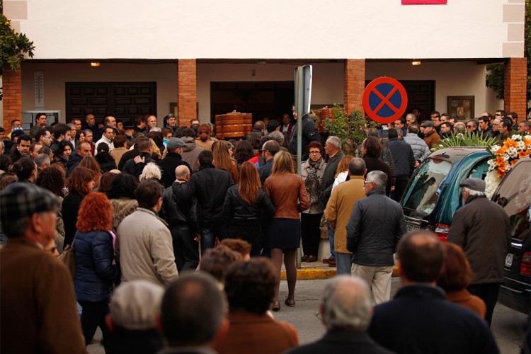 Multitudinaria despedida a los dos ciclistas fallecidos