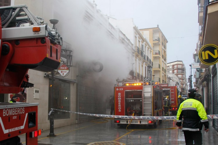 Un incendio calcina un comercio en la Carrera Espinel