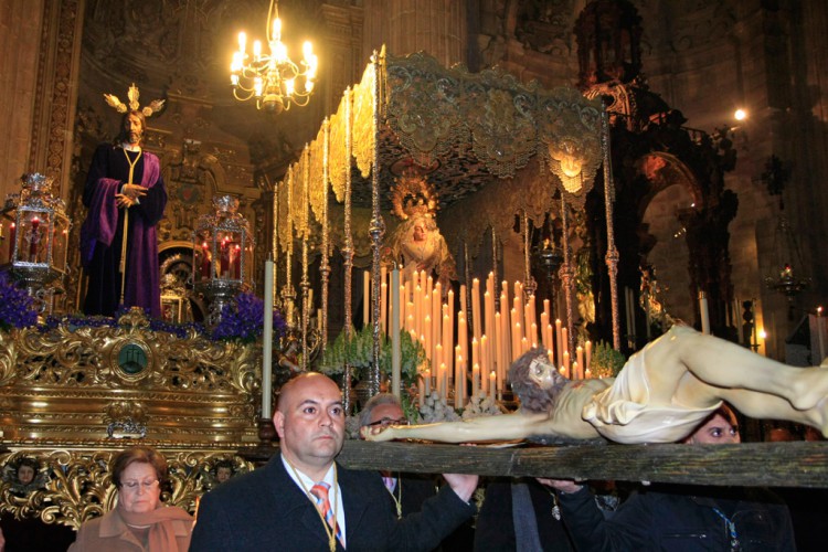 Santa María la Mayor acoge el Vía Crucis Penitencial de la Agrupación de Hermandades